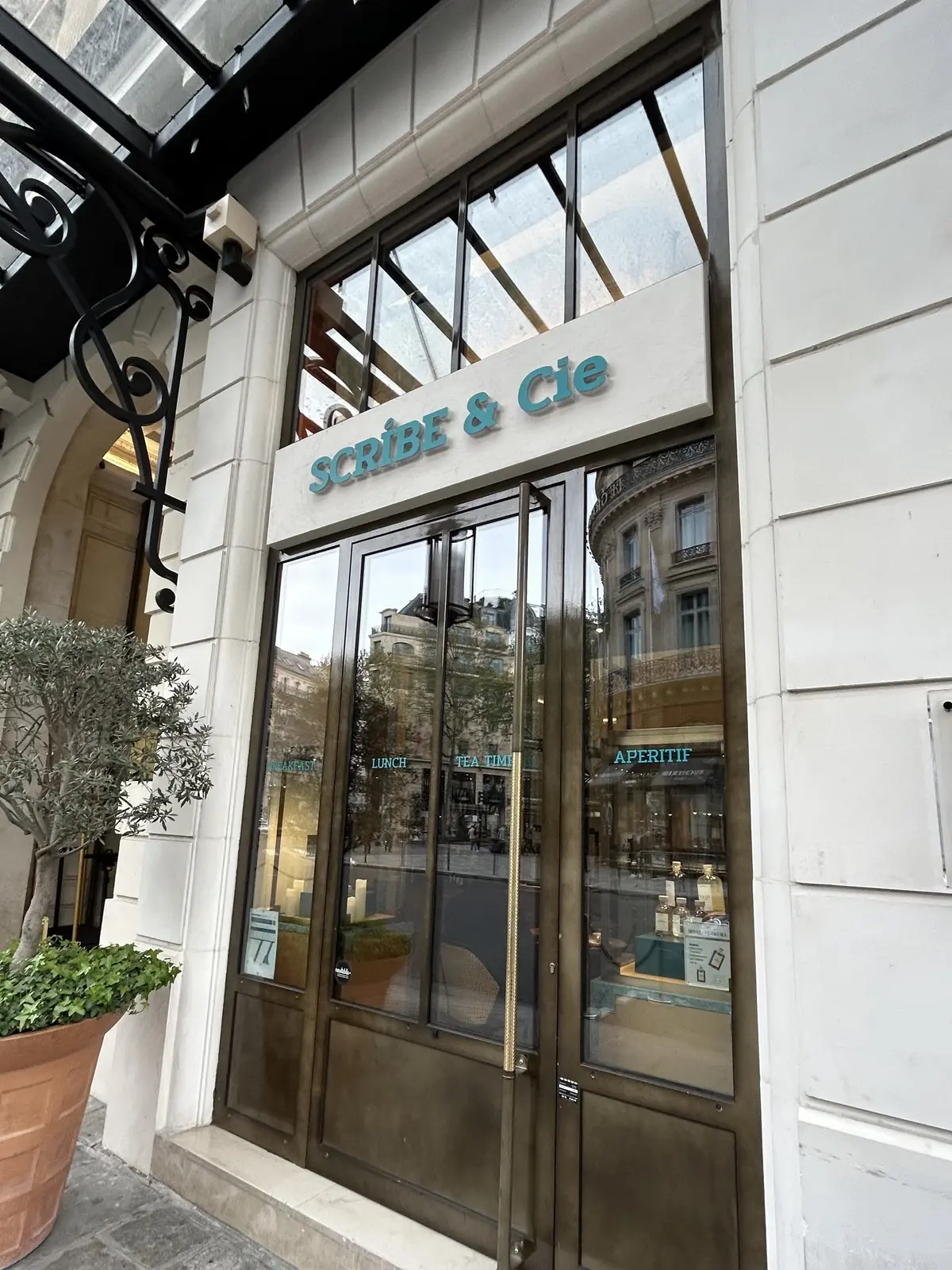 パリの朝食　カフェ