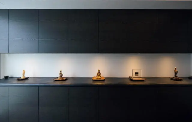 美術品はリノベーションの際に並べる数を決めておき、ひとつひとつに美しくライトが当たるように。