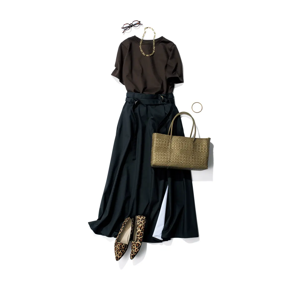 ダークブラウンTシャツに黒フレアースカートを合わせたコーディネート