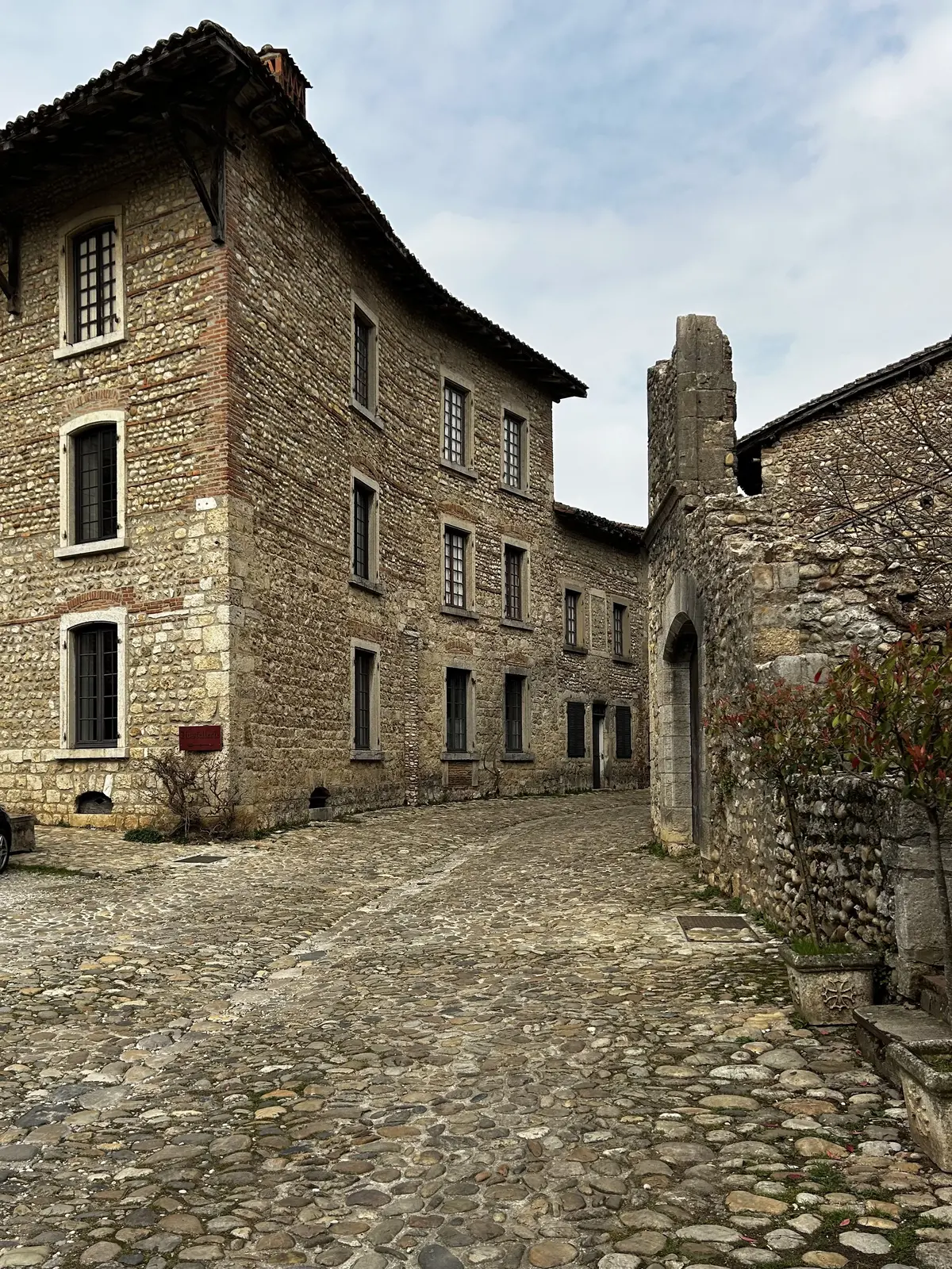 フランスの最も美しい村　Pérouges (ペルージュ) 