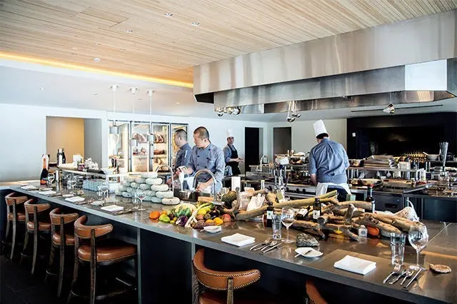 キッチン内の臨場感を楽しめるシェフズテーブルのような大テーブル。