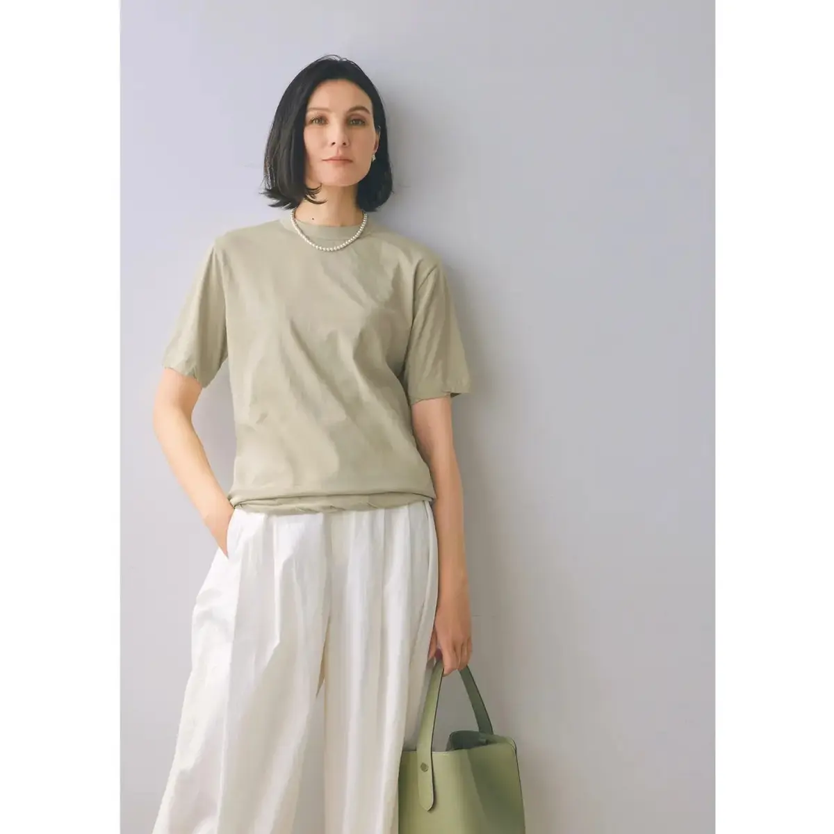 ベージュ×白のやさしげ配色で、大人の余裕を感じさせるカジュアルコーデに。気温31℃｜9/13(土)【50代の毎日コーデ】