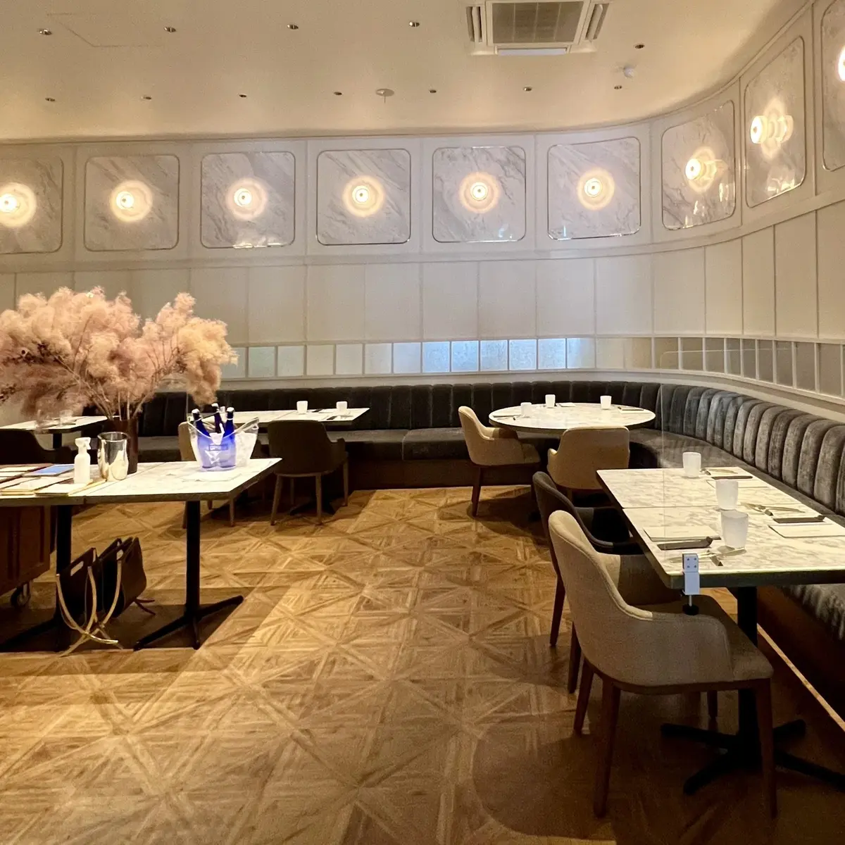 レストラン「GENTLE」店内写真、テーブル席