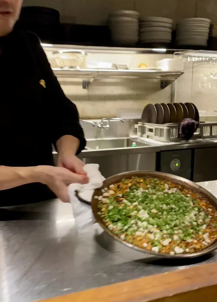 ライブキッチンで仕上げられた熱々のパエリア。大葉と蓮根がたっぷりと乗った彩り豊かなひと皿。