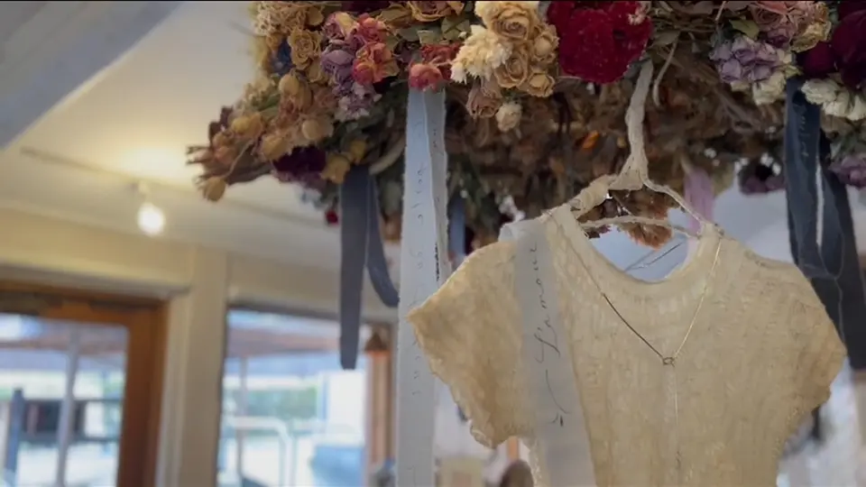 店内のいたるところに美しいドライフラワーが飾られています。