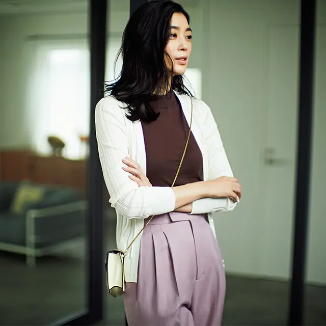 マルチリブの白には、ダークカラーのインナーでピリッと引き締めて