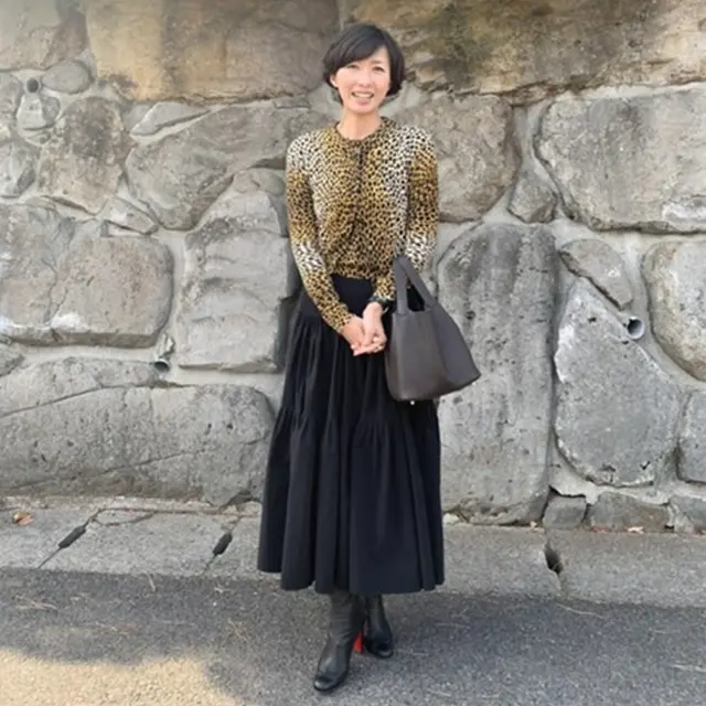 黒を着ても重くならない！差し色コーデ（