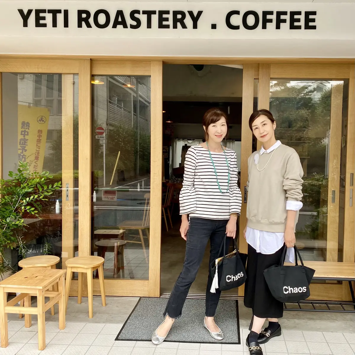 チームJマダムのmonyet★さんとコーヒーショップの前で