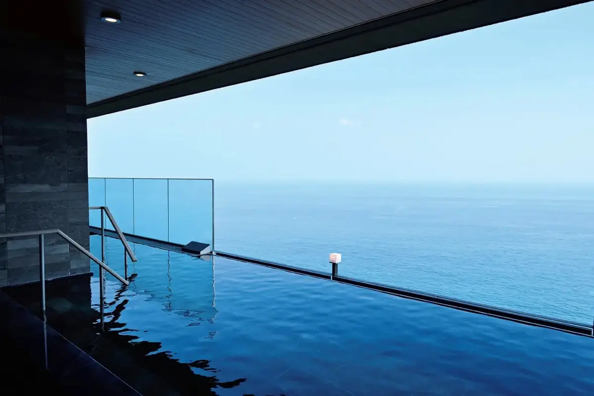 ［東京駅から約60分］空と海に溶け込む青の絶景に抱かれる