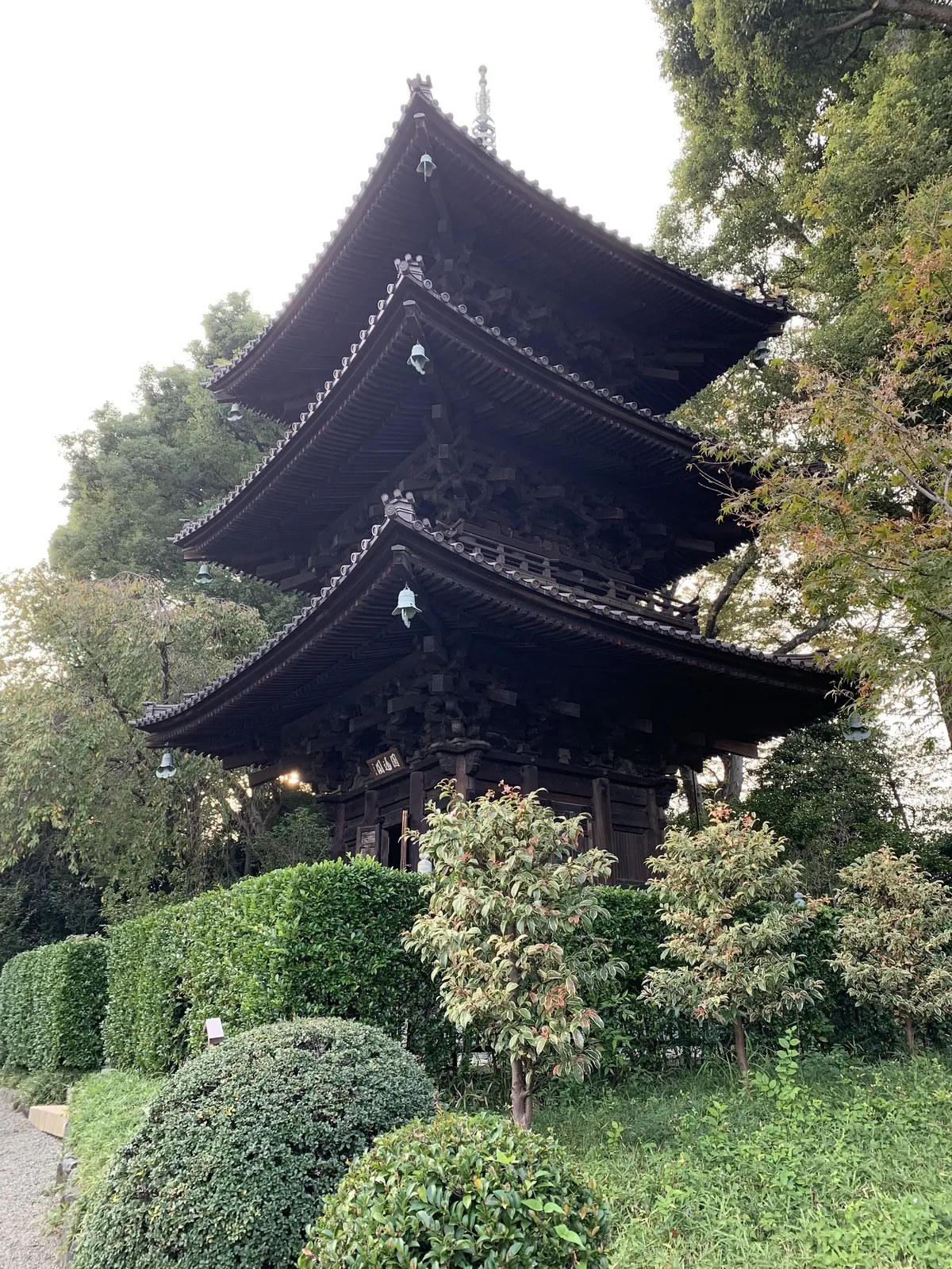 椿山荘の三重塔