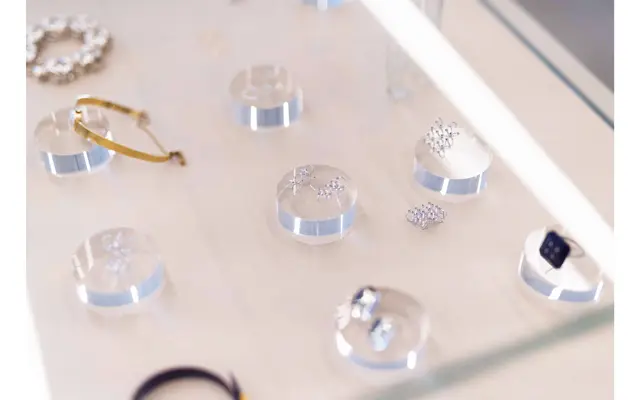 「アミ マサミツ」の繊細なリングやピアスと、ヴィンテージウォッチがかわいく並ぶショーケース。←植物柄ニットは、現代美術家・渡辺英司氏の作品をモチーフにしたオカイユのオリジナル。 ヨーロッパで買い付けたヴィンテージのクレージュのニットやかごバッグなど、新旧のアイテムが混在する店内は宝探しをしている気分になれる