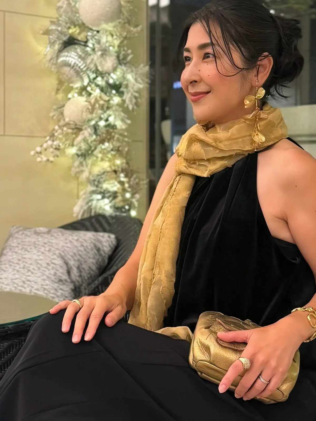 ソワレ・ドゥ・エクラ　エクラプレミアム　優美なセミワイドパンツ　ザラ　ホルターネックトップス　アラフィフパーティーコーデ　ゴールド色のストール　ゴールド色のバッグ　50代パーティーコーデ