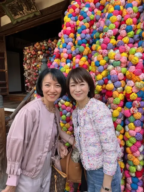 カラフルなくくり猿の前で