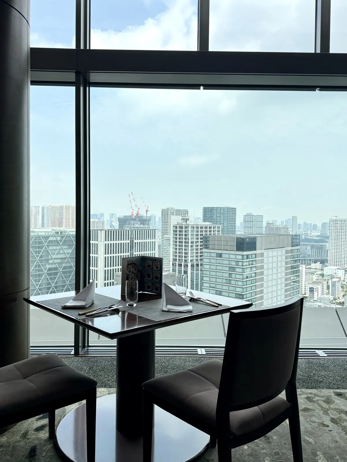 品川　ストリングス東京　中華料理　チャイナシャドー　店内写真　窓際席