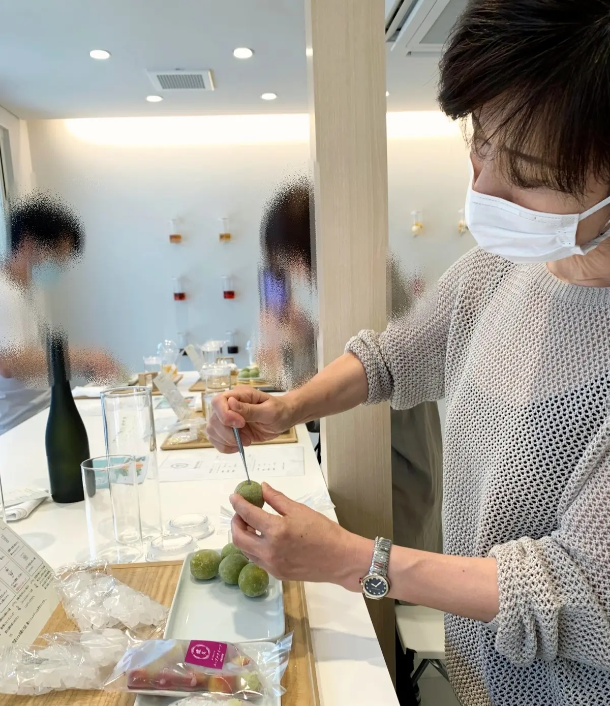 梅のヘタを丁寧に取ります。