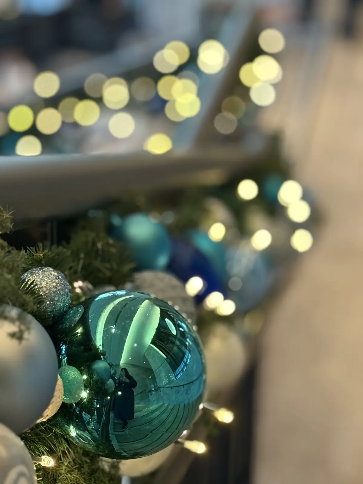 大阪　ウォルドーフ・アストリア大阪　ティファニーコラボ　クリスマス　クリスマスツリー　ピーコックアレー　ティファニー　ティファニーツリー　ティファニーブルー　クリスマスツリー　ZARA デニムワンピース　デニムミディワンピース　　