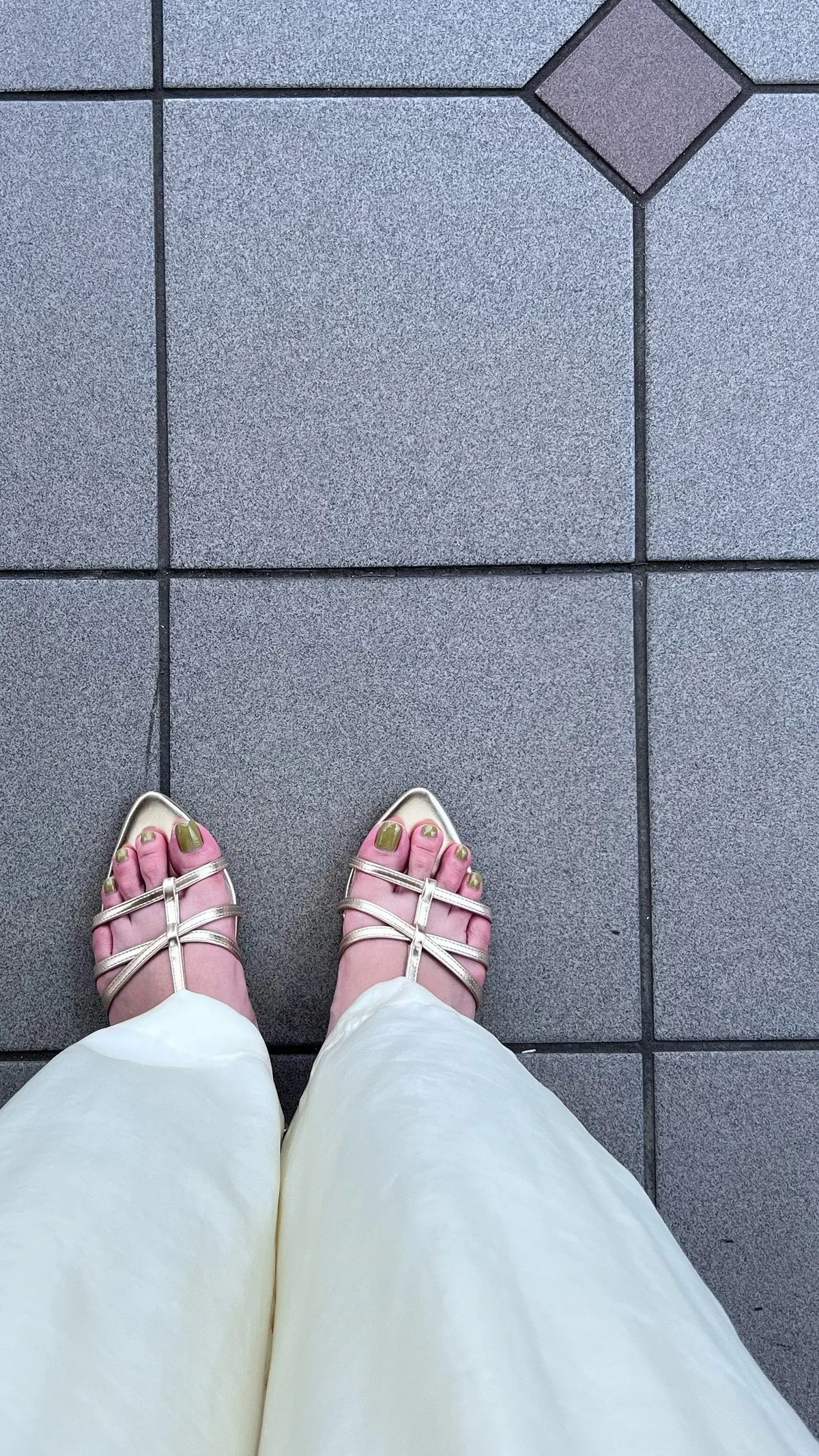 ゴールドサンダル