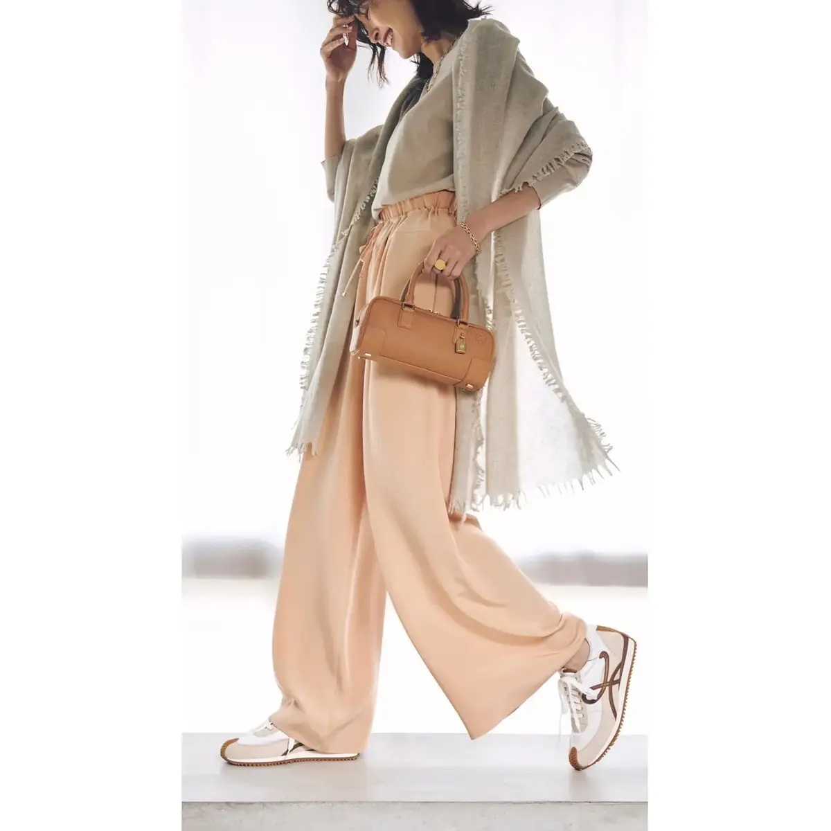 軽やかだけど秋らしいベージュ×ライトピンクの配色が、スニーカースタイルのこなれ感をアップ！