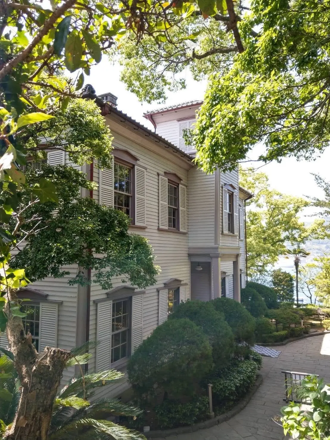 数十年ぶりに訪れたグラバー園には入れなかったので、柵の間からパチリ！