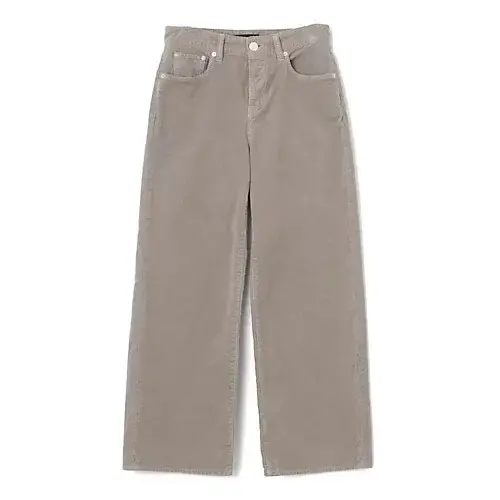 【50代 週末コーデ】モノトーンに華やぎの画像_3