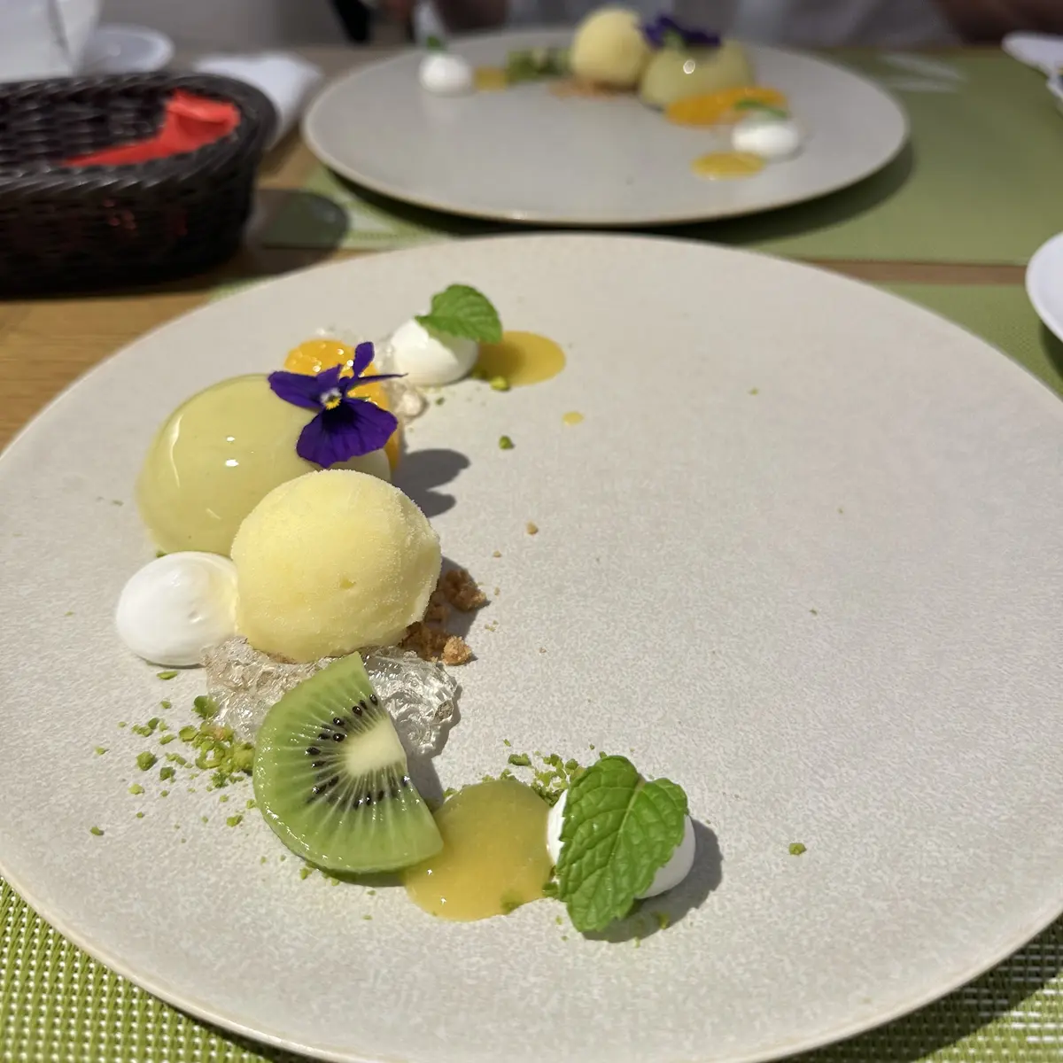 ピスタチオのムースと夏みかんのソルベ