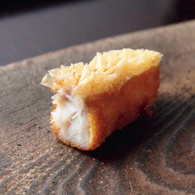 「甘鯛のうろこ揚げ」。鱗はサクサクと香ばしく、脂の りがよい身はしっとりとした食感　