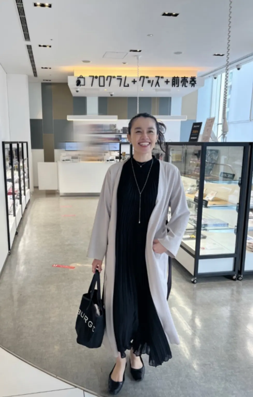 ポンチガウンを羽織って秋の映画鑑賞の画像_6