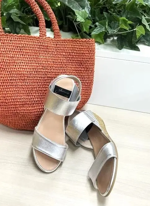 軽量シルバーサンダルで楽しく過ごす50代の画像_1