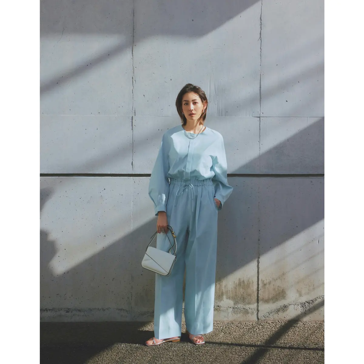 ライトブルーのオールインワンのコーデ　モデル・LIZA
