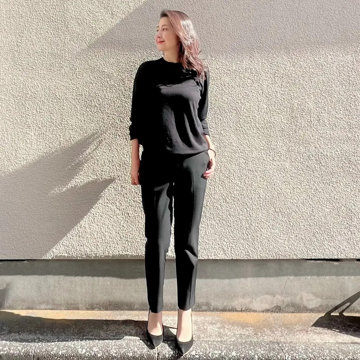 ユニクロ黒ニット、ユニクロ黒パンツ、黒パンプス
