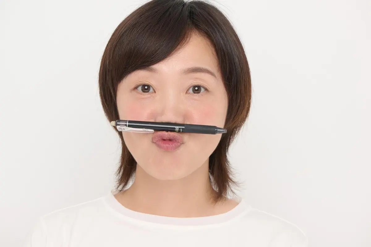 OurAge×Webエクラ　鼻の下にペンをはさみ、「ひょっとこ口」エクササイズ