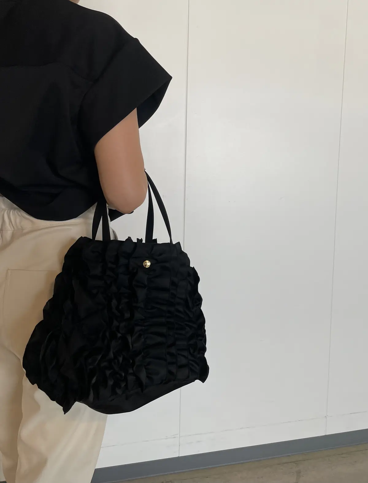 使えるエクリュカラーのフェイクレザーパンの画像_2