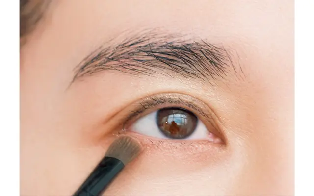 《2》ポイントは下まぶたメイク。❶のパレットの④に影色③を少しミックスして、目頭から目じりへ。目の重心が下に広がり頰の余白も減る。