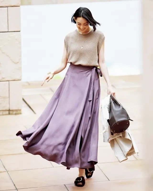 ボリュームシルエットが薄艶素材で夏らしく華やぐ