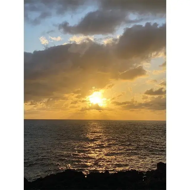 富岡佳子55歳　変わらない＆変わっていく“私”をつくるもの出雲、稲佐の浜の夕日