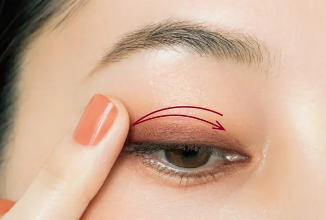 赤みブラウンのラインシャドウメイク4