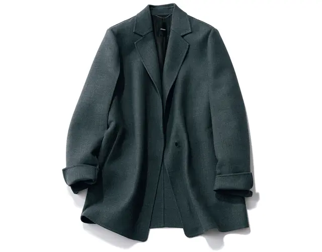 素材はマニッシュで、シルエットはフェミニンという今年らしい一着