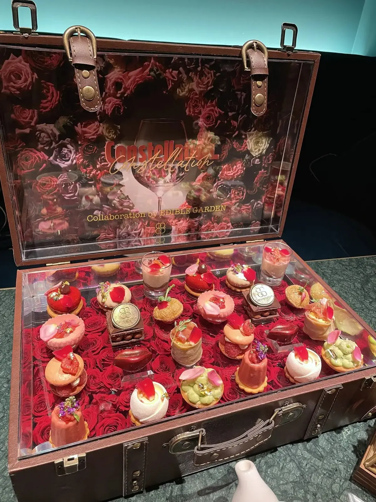 トランクを開けたら薔薇がいっぱい！隠れ家的スイーツ&バーの素敵ローズアフタヌーンティー