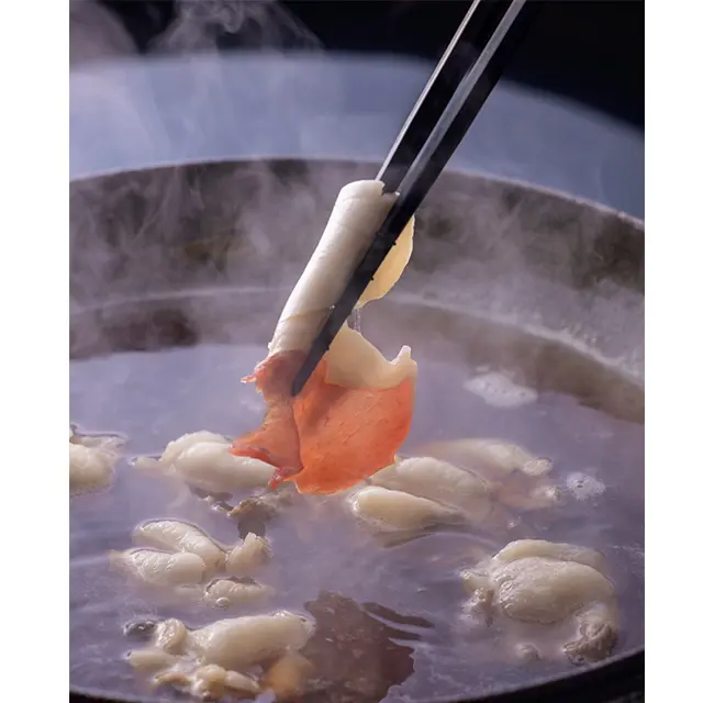 脂身の融点が低い熊肉は鍋の 中で泳がせるようにし、色が変 わったら引き上げる。