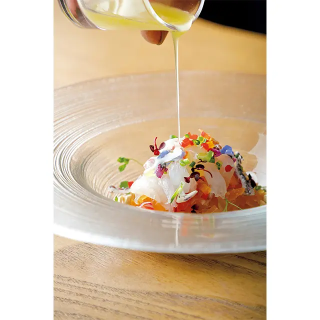 開業時からのメニュー「京、静華風お刺身」は合わせる具材や盛りつけが年々変わり、少しずつ 味も進化