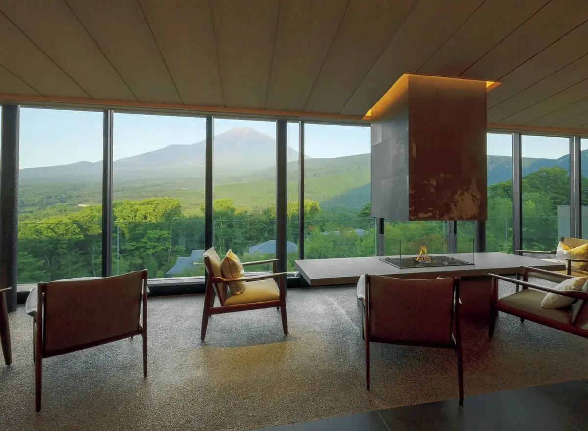 暖炉があるラウンジからは、富士山頂から愛鷹山（あしたかやま）へと続く稜線をパノラミックに一望