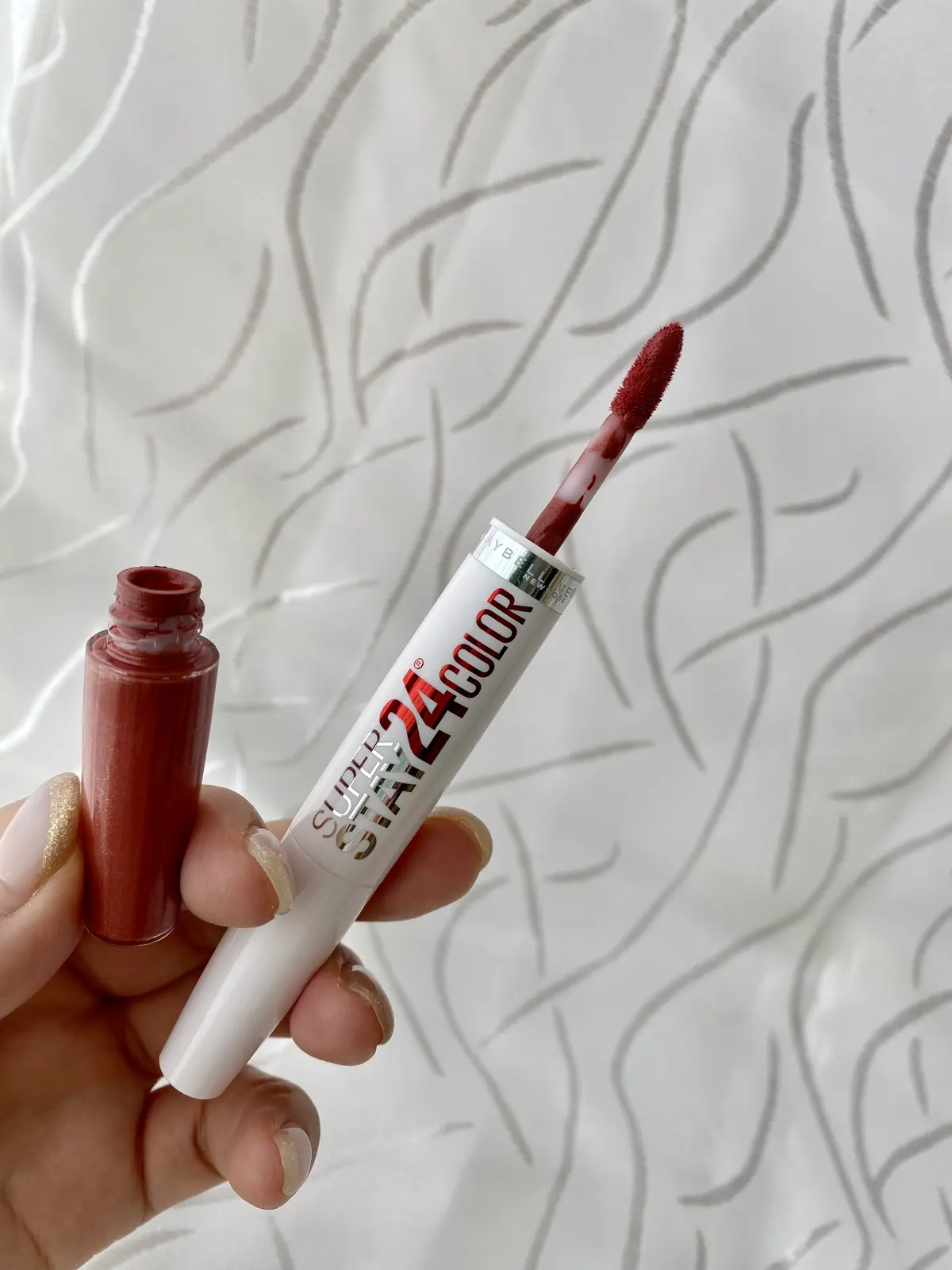 メイベリン スーパーステイ24リップのカラー側を開けたアップ写真、発色の良さがわかる構図