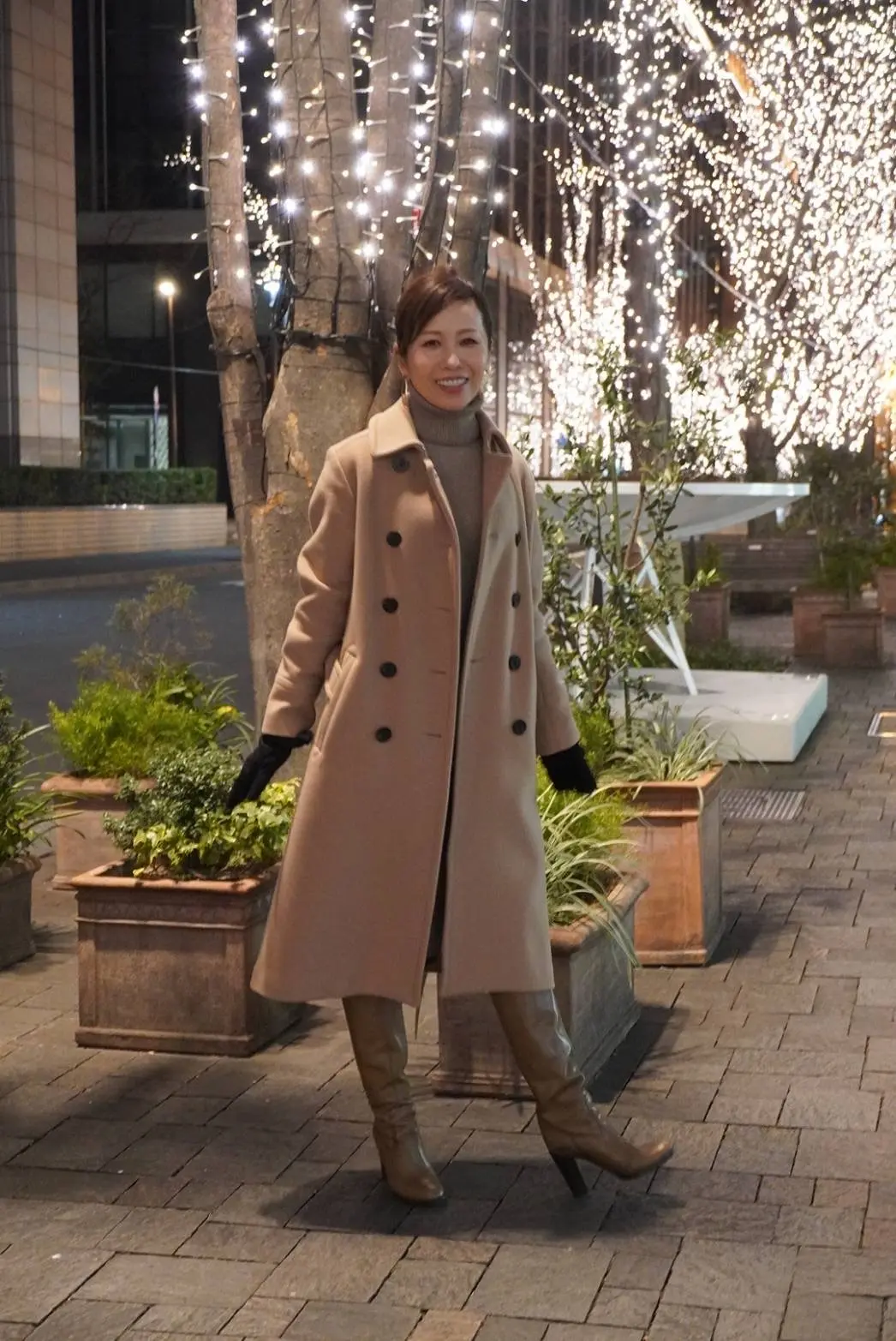 丸の内でポーズ