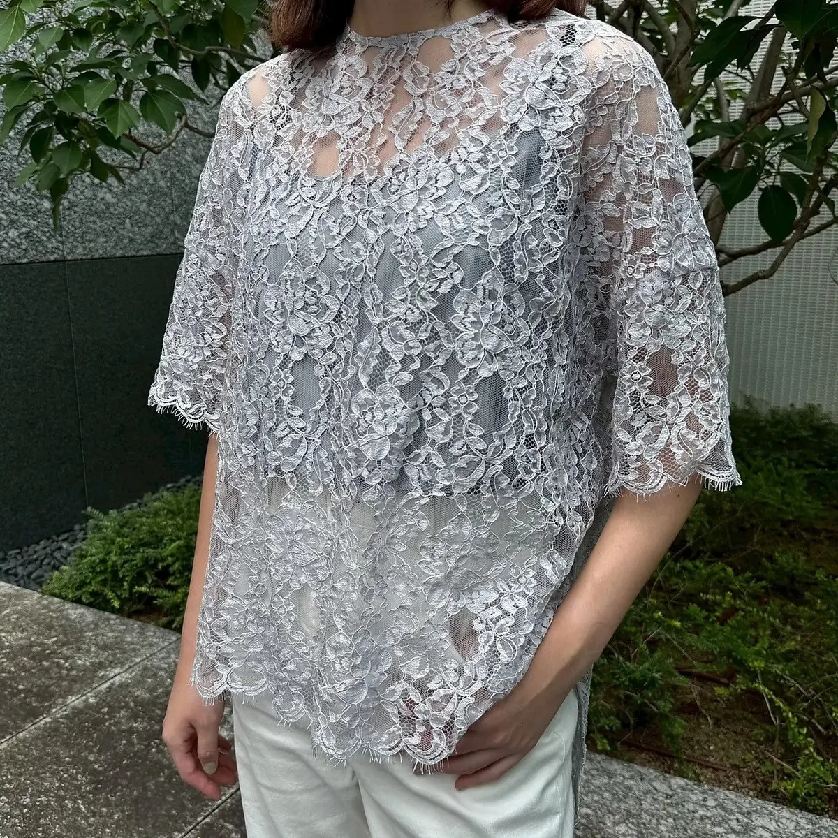 【50代夏トップス】甘すぎない“大人のレの画像_2