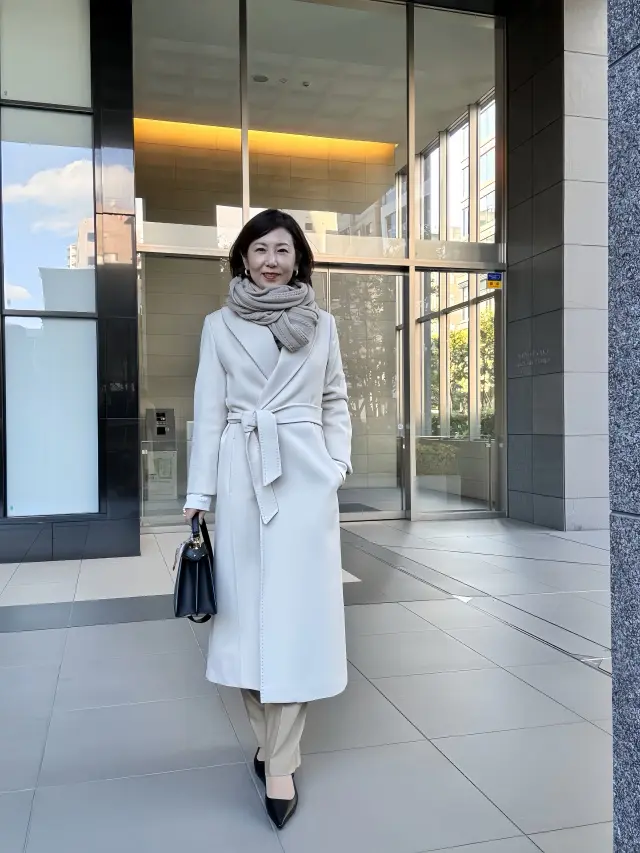 お仕事にもお出かけにも一枚で様になるロンの画像_2