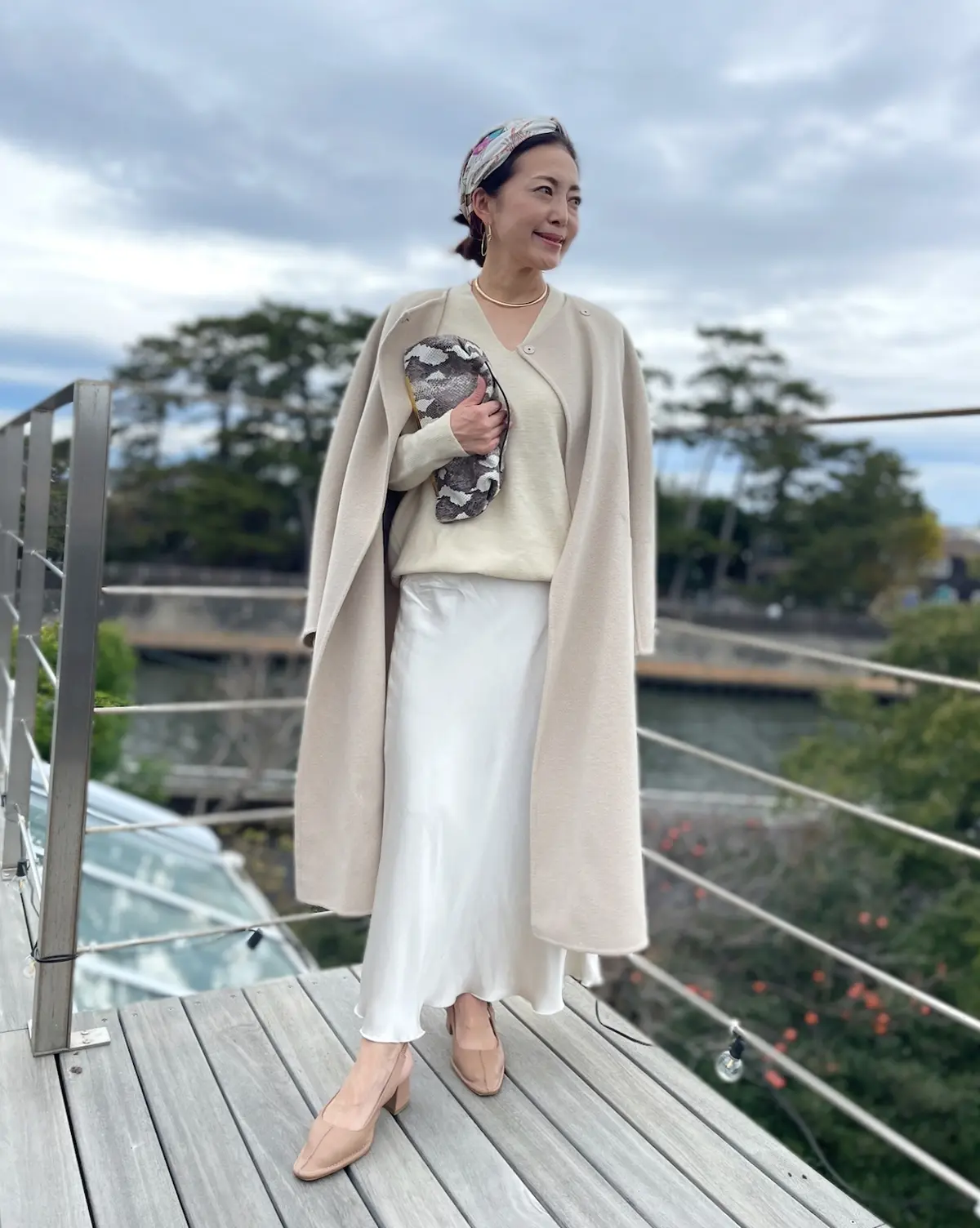 エクラ 華組　宮原江里子さん　ワントーンコーデ　オフホワイトコーデ　スカーフ