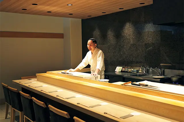 すっきりとした空気感のカウンター。この店では“つけ台が皿”。1貫ごとに味が残らないよう、さっとふきんでふいてくれる