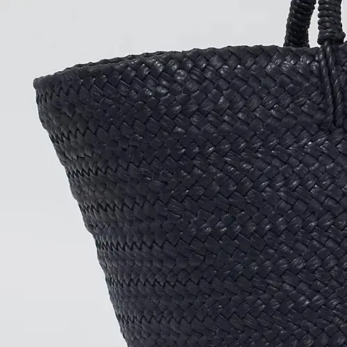 【50代 ファッション】意外。「ネイビーの画像_26