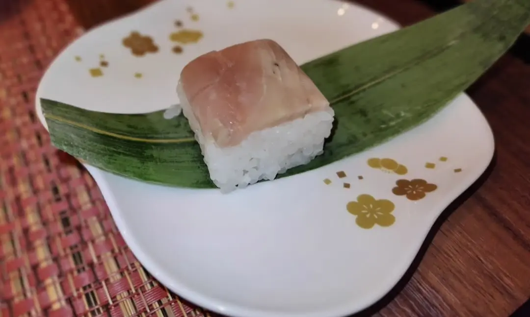 THE HOTEL SANRAKU KANAZAWA（ザ ホテル山楽 金沢）カクテルタイム　鰤の笹寿司