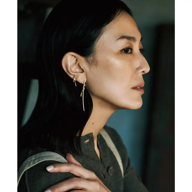 「ティファニー ノット」のピアスの板谷由夏